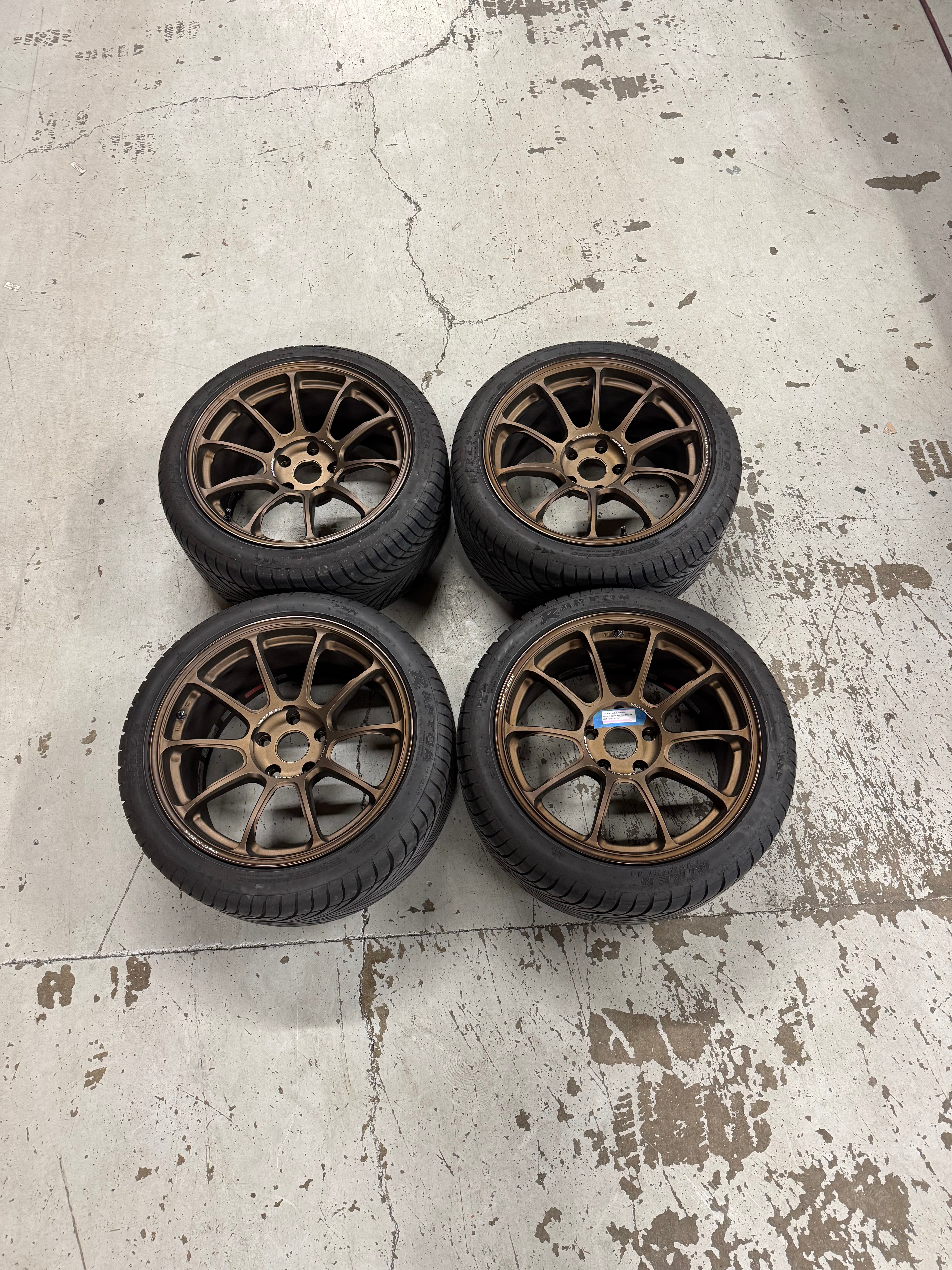 Volk ZE40 Bronze 18x10+25 Square with Tire