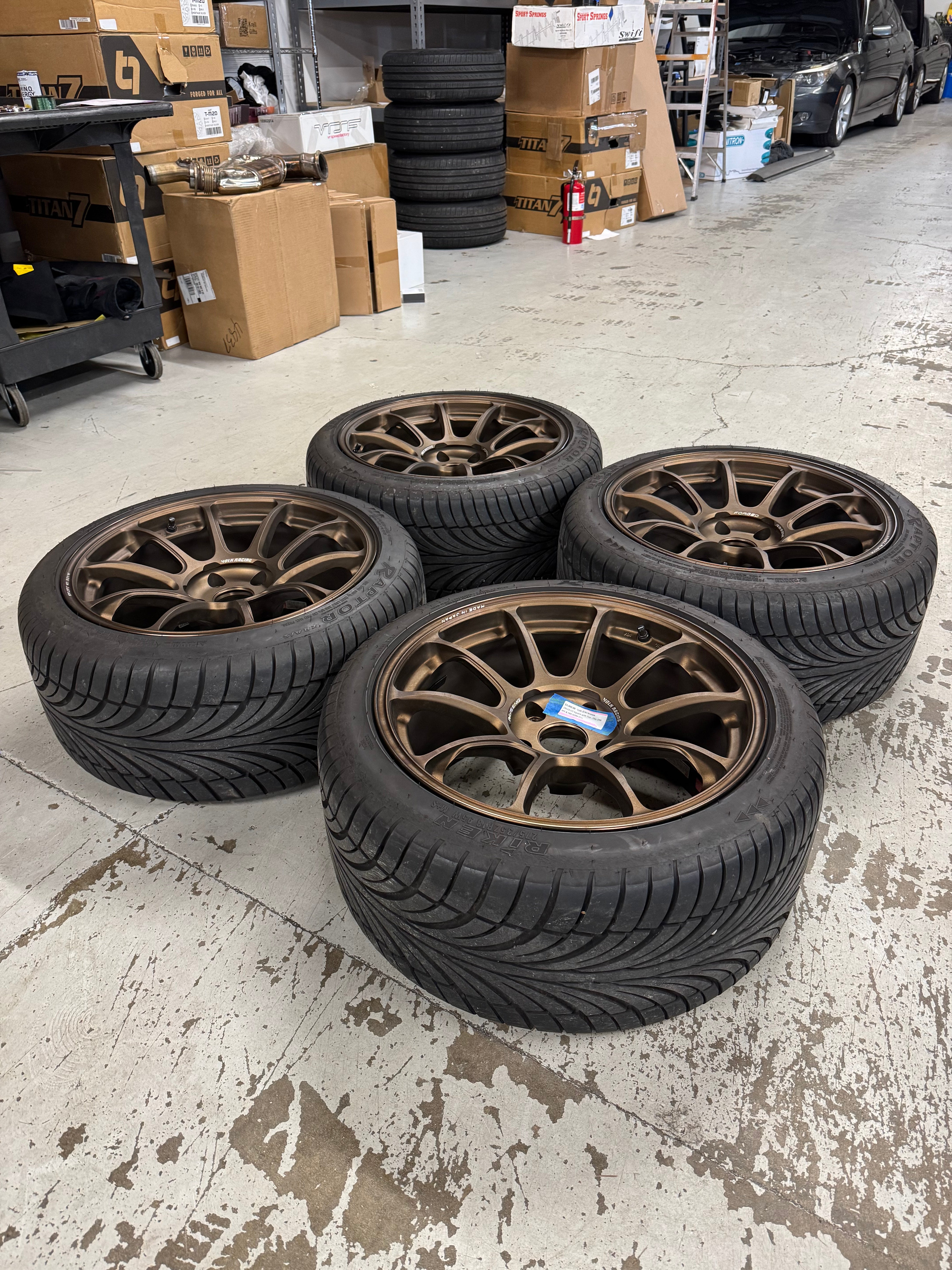 Volk ZE40 Bronze 18x10+25 Square with Tire - 0