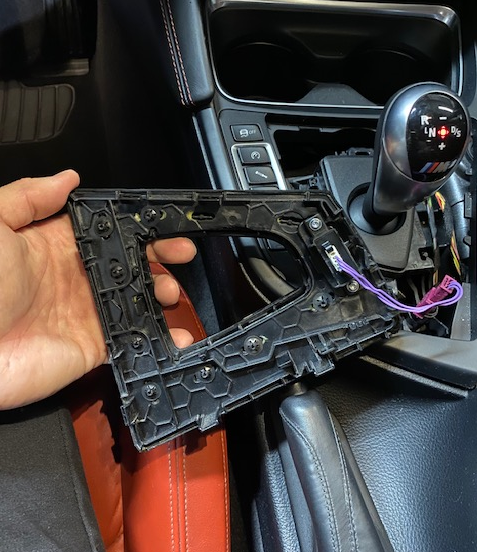 Carbon Fiber & Suede DCT Shift Console Panel For BMW F80 M3 / F82 M4 (2015-20) – Glossy UV Coat